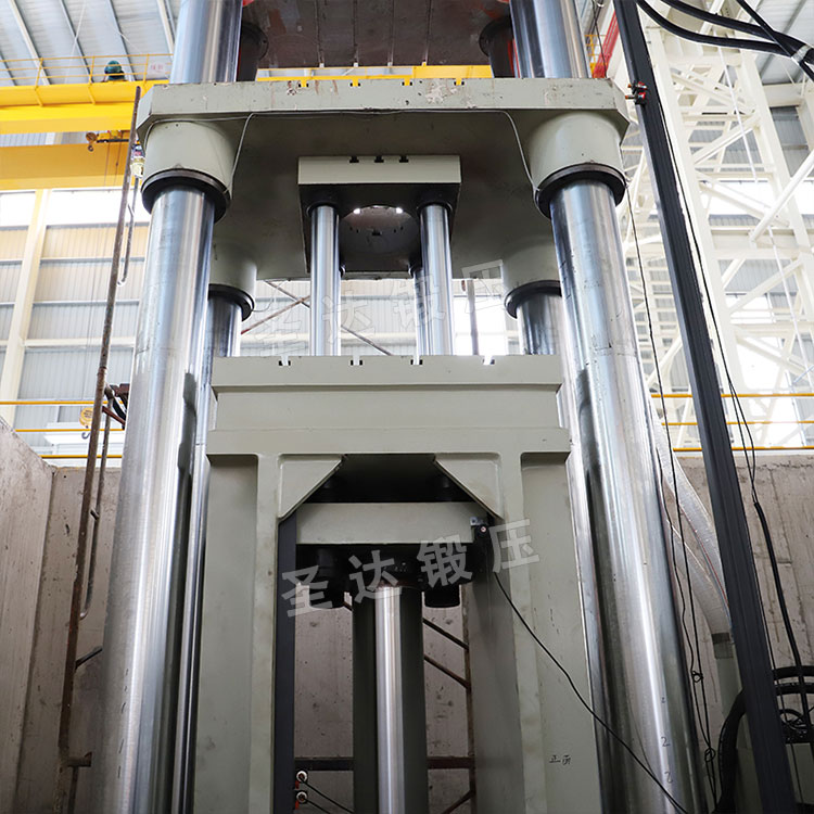 800噸四梁四柱液壓機機身細(xì)節(jié) 800噸四梁四柱液壓機機身細(xì)節(jié)