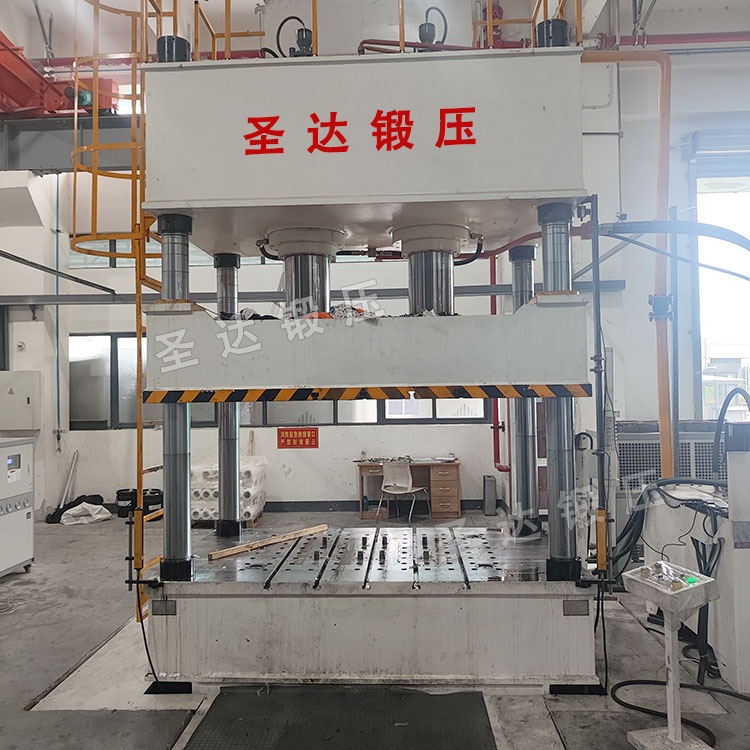 不銹鋼水槽拉伸液壓機安裝現場 不銹鋼水槽拉伸液壓機安裝現場